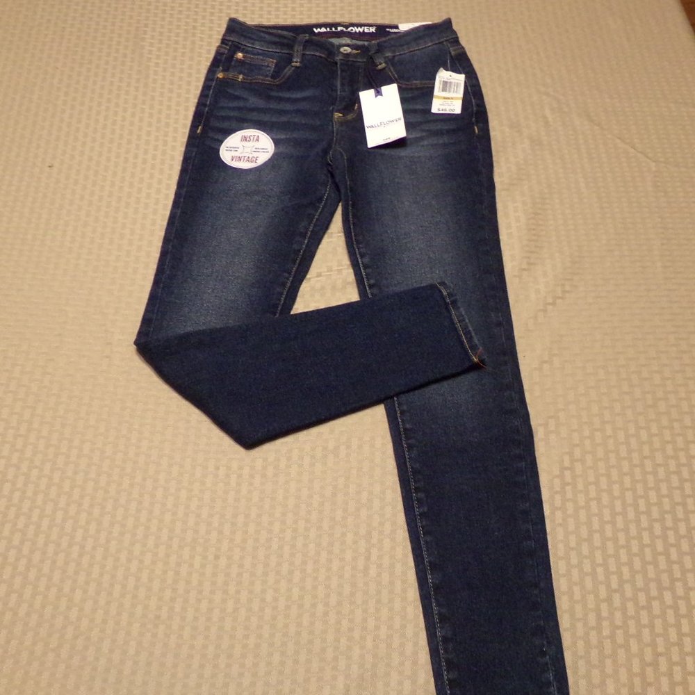 NEW! Wallflower ~ Size 3 / 26 ~ Ankle Jeans